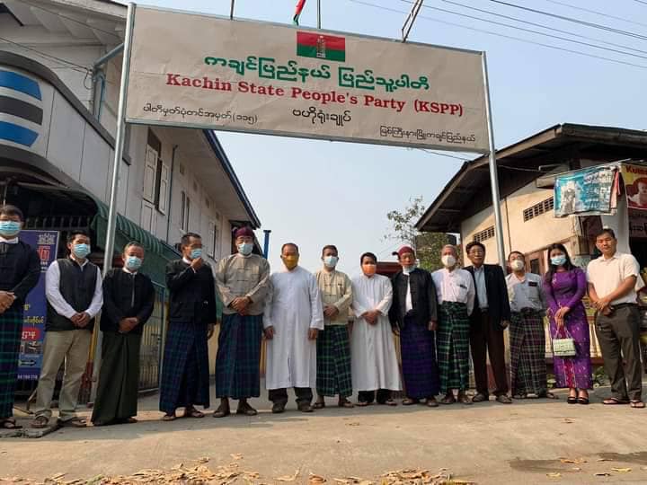 (ကချင် KSPPပါတီဝင်များအား တွေ့ရစဉ်။ ဓာတ်ပုံ - CJ)