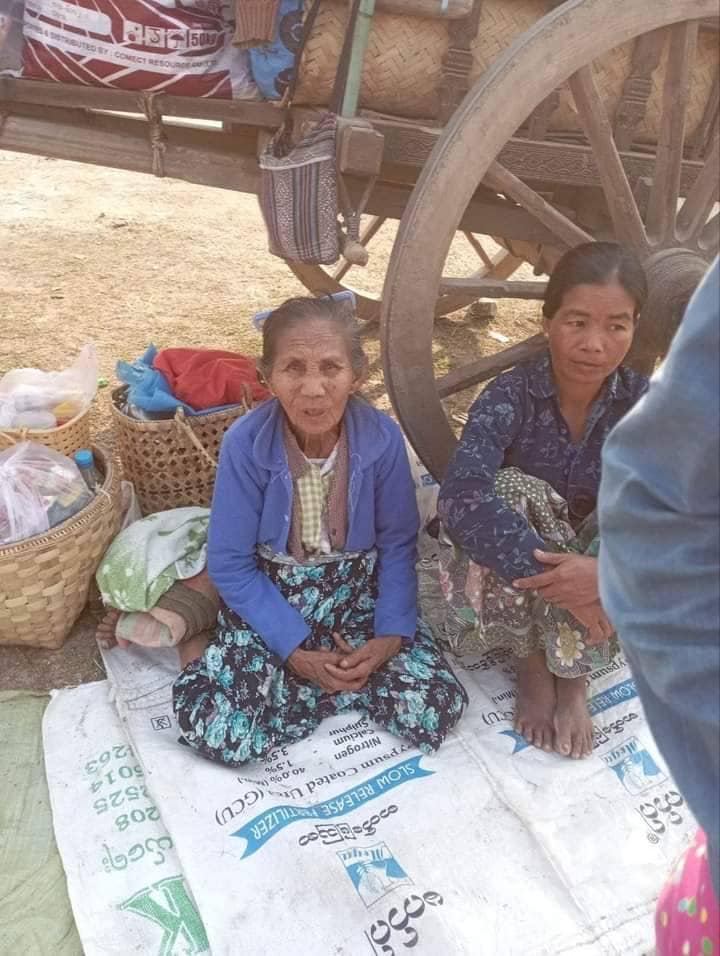 (အမွှာရင်သွေးမွေးဖွားခဲ့သည့် စစ်ရှောင်အမျိုးသမီးတစ်ဦးနှင့် ခင်ဦးဒေသခံစစ်ရှောင်ပြည်သူများအား တွေ့ရစဉ်။ ဓာတ်ပုံ-ခင်ဦးမြို့နယ် သတင်းမှန်ပြန်ကြားရေးအဖွဲ့)