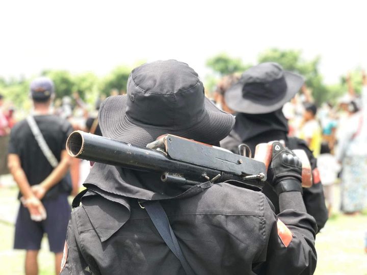 (၂၀၂၂ ဇူလိုင် ၃၁ရက်က ပြုလုပ်သည့် မုံရွာမြို့အဝင် ဆိုင်းဘုတ်၌ လူထုသစ္စာအဓိဋ္ဌာန်ပြု သပိတ်စစ်ကြောင်း ချီတက်ဆန္ဒပြရာတွင် လုံခြုံရေးအဖြစ် လိုက်ပါဝန်းရံပေးနေသော PDF ရဲဘော်တစ်ဦးအား တွေ့ရစဉ်။ ဓာတ်ပုံ - CJ)
