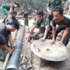 (စစ်​ကောင်စီတပ်ထံမှ သိမ်းဆည်းရရှိ​သော လက်နက်ကြီးကို ကရင်နီတပ်​ပေါင်းစုက စစ်​ဆေး​နေစဥ်။ဓါတ်ပုံ-KMIC)