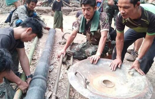 (စစ်​ကောင်စီတပ်ထံမှ သိမ်းဆည်းရရှိ​သော လက်နက်ကြီးကို ကရင်နီတပ်​ပေါင်းစုက စစ်​ဆေး​နေစဥ်။ဓါတ်ပုံ-KMIC)
