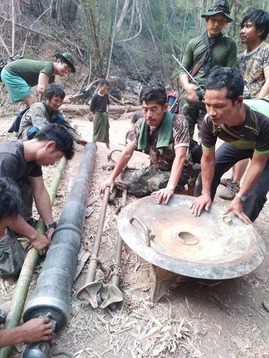 (စစ်​ကောင်စီတပ်ထံမှ သိမ်းဆည်းရရှိ​သော လက်နက်ကြီးကို ကရင်နီတပ်​ပေါင်းစုက စစ်​ဆေး​နေစဥ်။ဓါတ်ပုံ-KMIC)