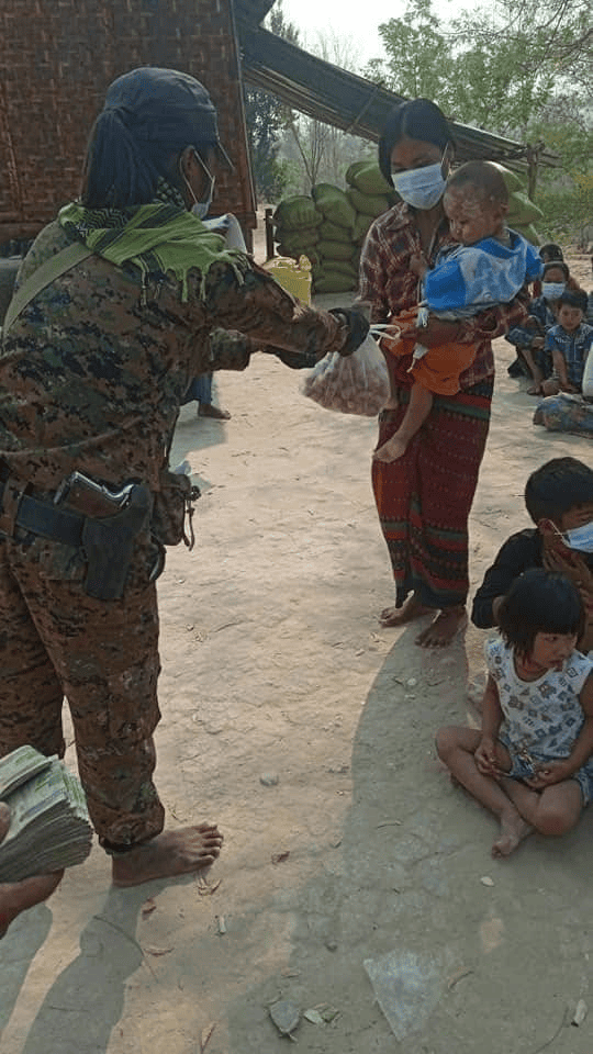 (ထွက်ပြေးတိမ်းရှောင်လာသော ပြည်သူများအား ထောက်ပံ့မှုများပြုလုပ်နေစဥ်။ ဓာတ်ပုံ - Oak Awe UG)