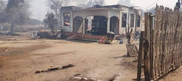 (မီးရှို့ခံရသောနေအိမ်များအား တွေ့ရစဉ်။ ဓာတ်ပုံ-Cj)