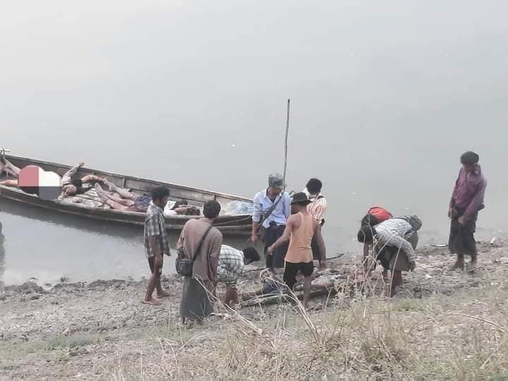အသတ်ခံရသူများ၏ ရုပ်အလောင်းများကိုဒေသခံများက ရှာဖွေ၍ စက်လှေဖြင့်သယ်ဆောင်လာစဥ်။ဓါတ်ပုံ-CJ