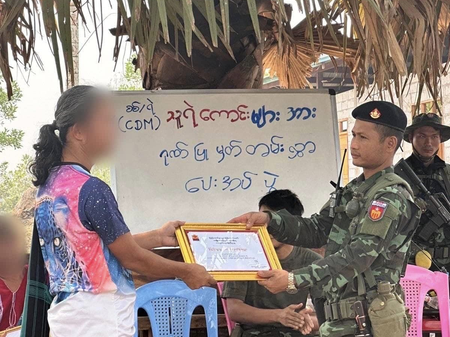 (အလင်းဝင်လာသည့် တပ်နှင့်ရဲများကို ကာကွယ်ရေးဝန်ကြီးဌာန အသိအမှတ်ပြု လက်မှတ်များပေးအပ်နေစဥ်။ ဓာတ်ပုံ - နဂါးနီစစ်ကြောင်း)