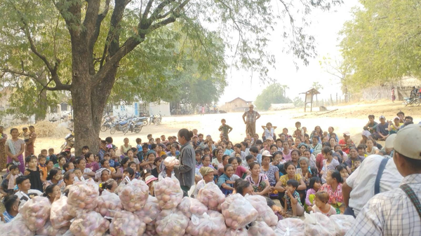 (ထွက်ပြေးတိမ်းရှောင်လာသော ပြည်သူများအား ထောက်ပံ့မှုများပြုလုပ်နေစဥ်။ ဓာတ်ပုံ - Oak Awe UG)
