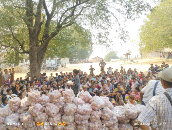 (ထွက်ပြေးတိမ်းရှောင်လာသော ပြည်သူများအား ထောက်ပံ့မှုများပြုလုပ်နေစဥ်။ ဓာတ်ပုံ - Oak Awe UG)