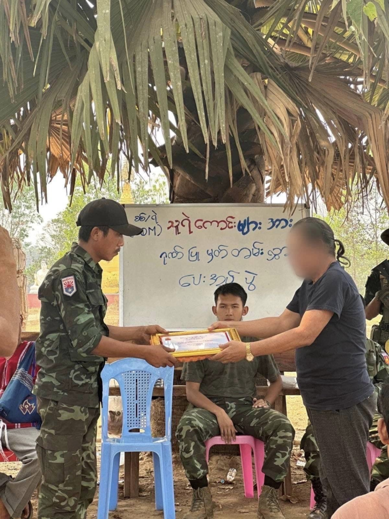 (အလင်းဝင်လာသည့် တပ်နှင့်ရဲများကို ကာကွယ်ရေးဝန်ကြီးဌာန အသိအမှတ်ပြု လက်မှတ်များပေးအပ်နေစဥ်။ ဓာတ်ပုံ - နဂါးနီစစ်ကြောင်း)