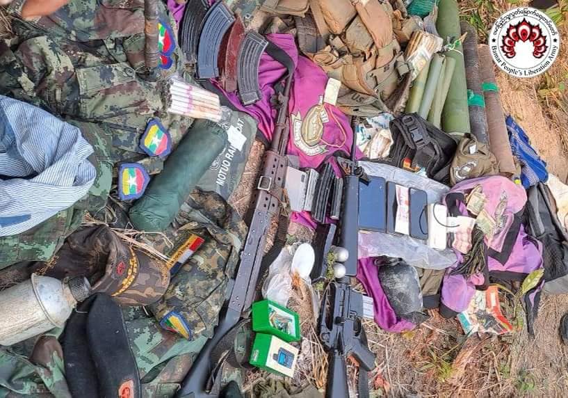 ဖေဖော်ဝါရီ ၂၅ ရက်တွင် KNLA ဦးဆောင်သောတပ်ဖွဲ့များက စစ်ကောင်စီတပ်နှင့်BGF စခန်းငယ်တစ်ခုကို သိမ်းပိုက်ပြီးနောက်သိမ်းဆည်းရရှိသောလက်နက်ခဲယမ်းနှင့်ဆက်စပ်ပစ္စည်းအချို့။ ဓါတ်ပုံ-BPLA