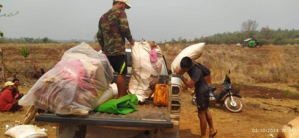 စစ်တပ်စစ်​ကြောင်းထိုးလာ၍ ပြည်သူများ​ထွက်​ပြေးတိမ်း​ရှောင်နိုင်ရန် ကူညီ​နေကြသူများ။ဓါတ်ပုံ-KMIC