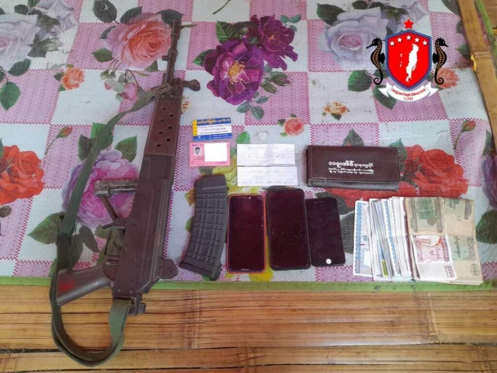 (စစ်ကောင်စီတပ်ထံမှ သိမ်းဆည်းရမိသောပစ္စည်းများနှင့် သေဆုံးရုပ်အလောင်းများအား တွေ့ရစဥ်။ဓာတ်ပုံ - LLPDF)