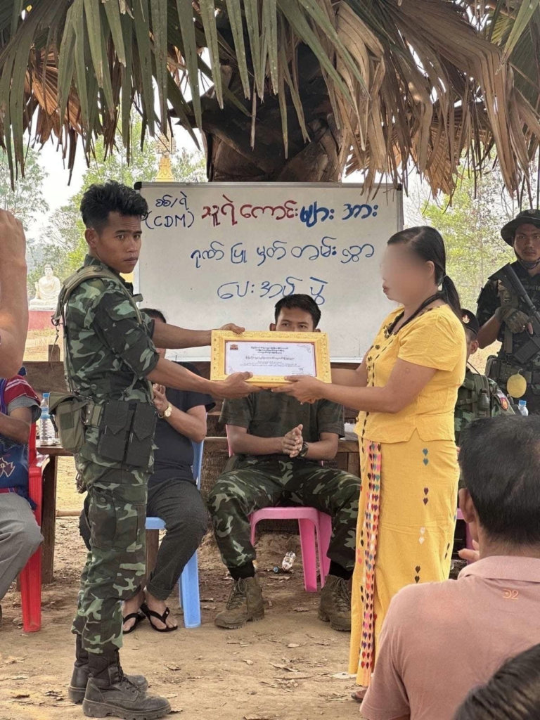 (အလင်းဝင်လာသည့် တပ်နှင့်ရဲများကို ကာကွယ်ရေးဝန်ကြီးဌာန အသိအမှတ်ပြု လက်မှတ်များပေးအပ်နေစဥ်။ ဓာတ်ပုံ - နဂါးနီစစ်ကြောင်း)