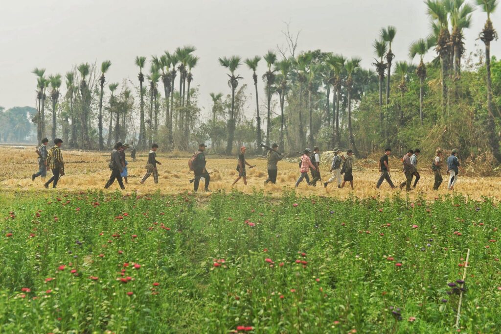 (စစ်ကိုင်းတိုင်း အညာဒေသရှိတိုက်ပွဲတွင် တော်လှန်ရေးရဲဘော်တစ်ဦးက လက်နက်ကြီးပစ်ခတ်နေစဥ်နှင့် တော်လှန်ရေးရဲဘော်များအား တွေ့ရစဥ်။ ဓာတ်ပုံ - U Pyay/FB)
