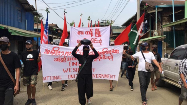 (ကချင်ပြည်နယ် ဖားကန့်တွင် ၂၀၂၁ မေလ ၂ ရက် ပစ်ခတ်မှုမဖြစ်ပွားခင် တွေ့ရသည့် အာဏာသိမ်းမှုဆန့်ကျင်ဆန္ဒပြသူများ။ ဓာတ်ပုံ - CJ)