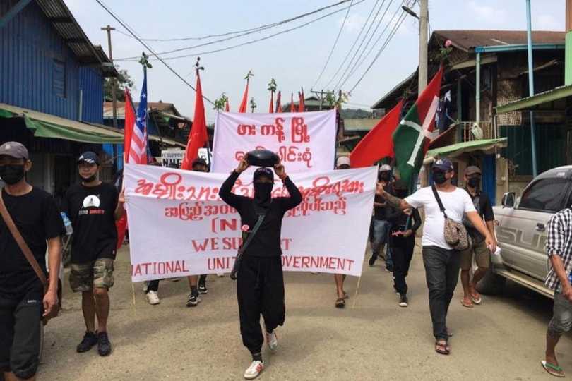 (ကချင်ပြည်နယ် ဖားကန့်တွင် ၂၀၂၁ မေလ ၂ ရက် ပစ်ခတ်မှုမဖြစ်ပွားခင် တွေ့ရသည့် အာဏာသိမ်းမှုဆန့်ကျင်ဆန္ဒပြသူများ။ ဓာတ်ပုံ - CJ)