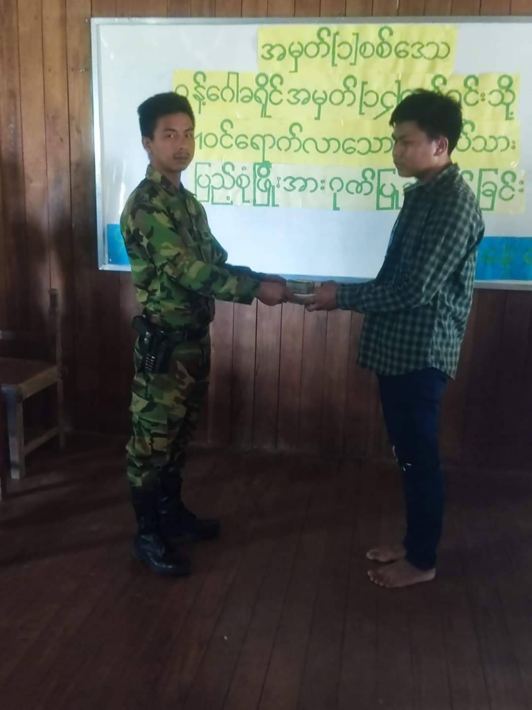 (အလင်းဝင်ရောက်လာသည့် ရဲတပ်သားအား ဆုငွေပေးအပ်နေစဥ်။ ဓာတ်ပုံ - ပေးပို့)