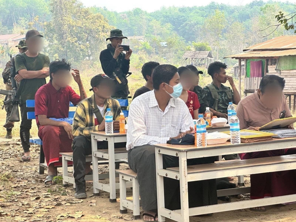 (အလင်းဝင်လာသည့် တပ်နှင့်ရဲများကို ကာကွယ်ရေးဝန်ကြီးဌာန အသိအမှတ်ပြု လက်မှတ်များပေးအပ်နေစဥ်။ ဓာတ်ပုံ - နဂါးနီစစ်ကြောင်း)