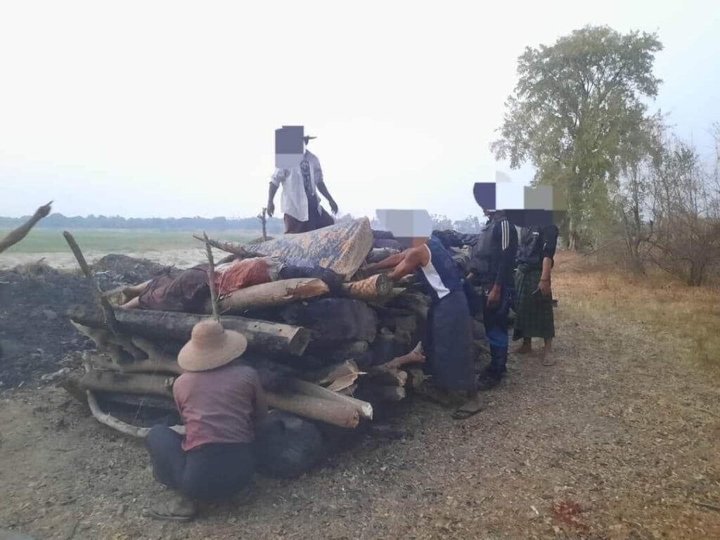 (အကြမ်းဖက်စစ်ကောင်စီအဖွဲ့ သတ်ဖြတ်ခဲ့သော အရပ်သားပြည်သူများအား ဆယ်ယူပြီး မီးသဂြိုလ်ရန် ပြင်ဆင်နေစဥ်။ ဓာတ်ပုံ - Aung San Pyae Oo)