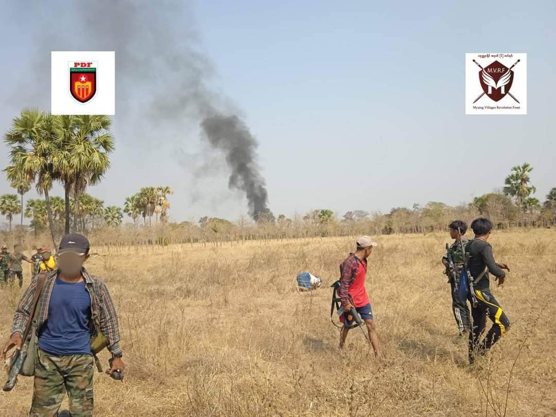 (ယခုလ ၄ ရက်တိုက်ပွဲ အခြေအနေနှင့် စစ်ကောင်စီထံမှ သိမ်းဆည်းရရှိခဲ့သော လက်နက်ခဲယမ်းနှင့် ရိက္ခာအချို့အား တွေ့ရစဉ်။ ဓာတ်ပုံ - ပခုက္ကူခရိုင်အမှတ် (၆)တပ်ရင်း)