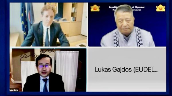 (ယာယီသမ္မတ ဒူဝါလရှီးလသည် ဥရောပသမဂ္ဂ မြန်မာနိုင်ငံအထူးကိုယ်စားလှယ် အိုင်ဂေါ်ဒရစ်မန်းနှင့် တွေ့ဆုံနေစဉ်)