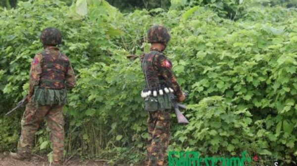 (စစ်​ကောင်စီတပ်ဖွဲ့ဝင်အချို့ ကချင်ပြည်နယ်တစ်​နေရာတွင်​၂၀၂၁ ခုနှစ်ကတွေ့ရစဥ်။ဓါတ်ပုံ-မြစ်ကြီးနားဂျာနယ်)