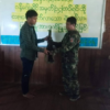 (အလင်းဝင်ရောက်လာသည့် ရဲတပ်သားအား ဆုငွေပေးအပ်နေစဥ်။ ဓာတ်ပုံ - ပေးပို့)