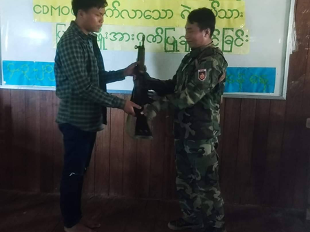 (အလင်းဝင်ရောက်လာသည့် ရဲတပ်သားအား ဆုငွေပေးအပ်နေစဥ်။ ဓာတ်ပုံ - ပေးပို့)