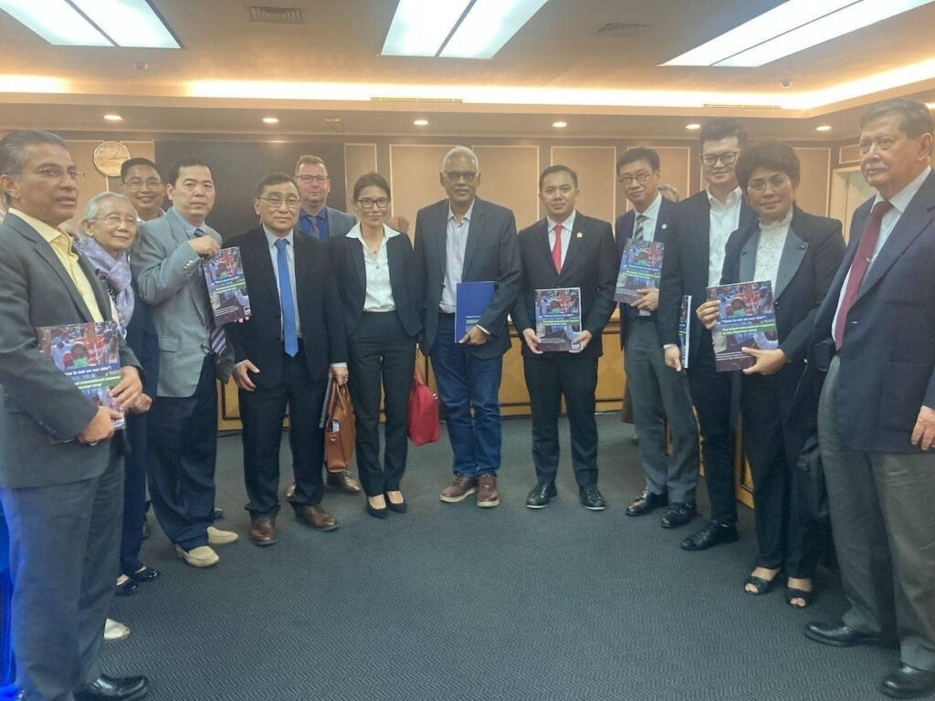 (လူ့အခွင့်အရေးဆိုင်ရာ အာဆီယံပါလီမန်အမတ်များအဖွဲ့၏ နှစ်ပတ်လည်ဖိုရမ်သို့ CRPH ကိုယ်စားလှယ်များ ပါဝင်တက်ရောက်နေစဥ်။ ဓာတ်ပုံ - CRPH)