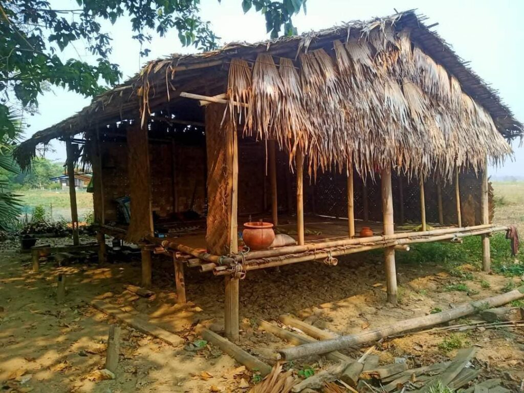 (စစ်ကောင်စီတပ်က ပြည်သူပိုင် ဆိုင်ကယ်များအား မီးရှို့ဖျက်ဆီးခဲ့စဥ်။ ဓာတ်ပုံ - CJ)