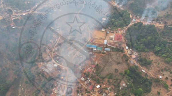 (ပင်လောင်းမြို့နယ် ဆောင်းပြောင်းဒေသ နမ်းနိမ်းကျေးရွာသို့ စစ်ကောင်စီတပ်က လက်နက်ကြီးများဖြင့် ပစ်ခတ်ခြင်းအပြင် မီးကျည်များဖြင့် လူနေအိမ်များ ပစ်ခတ်မှုကြောင့် မီးလောင်ပျက်စီးနေသည်ကို တွေ့ရစဉ်။ ဓာတ်ပုံ - PNDF-KK)