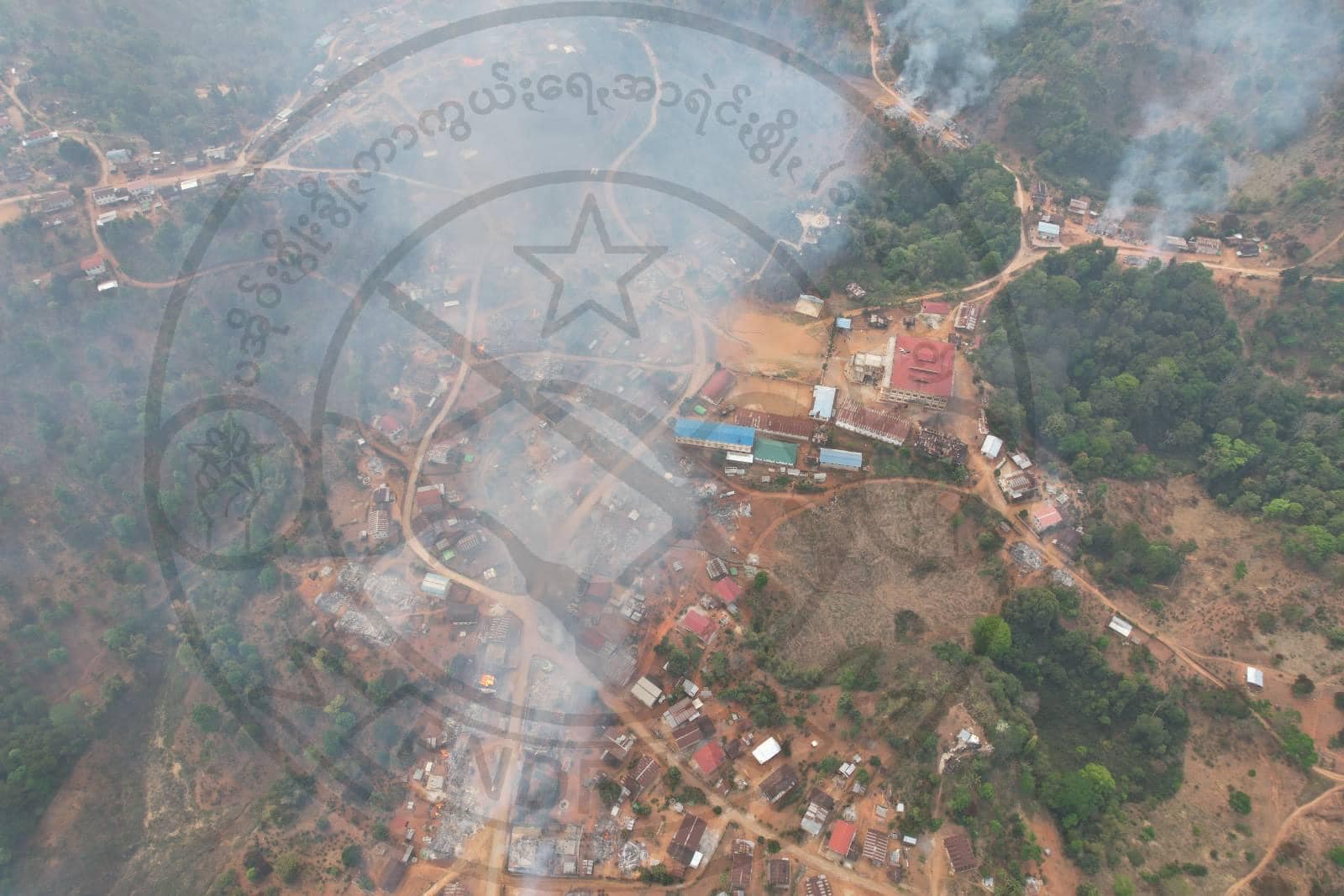 (ပင်လောင်းမြို့နယ် ဆောင်းပြောင်းဒေသ နမ်းနိမ်းကျေးရွာသို့ စစ်ကောင်စီတပ်က လက်နက်ကြီးများဖြင့် ပစ်ခတ်ခြင်းအပြင် မီးကျည်များဖြင့် လူနေအိမ်များ ပစ်ခတ်မှုကြောင့် မီးလောင်ပျက်စီးနေသည်ကို တွေ့ရစဉ်။ ဓာတ်ပုံ - PNDF-KK)