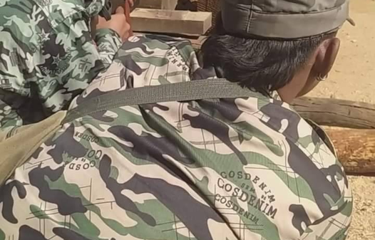 (စစ်ကောင်စီတပ်အား တိုက်ခိုက်ရန် ပြည်သူ့ရဲဘော်နှစ်ဦး ချောင်းမြောင်းနေစဥ်။ ဓာတ်ပုံ-Lightning People Defence Force)