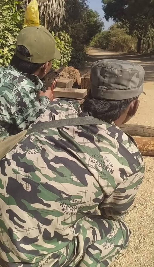 (စစ်ကောင်စီတပ်အား တိုက်ခိုက်ရန် ပြည်သူ့ရဲဘော်နှစ်ဦး ချောင်းမြောင်းနေစဥ်။ ဓာတ်ပုံ-Lightning People Defence Force)