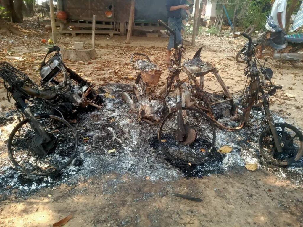 (စစ်ကောင်စီတပ်က ပြည်သူပိုင် ဆိုင်ကယ်များအား မီးရှို့ဖျက်ဆီးခဲ့စဥ်။ ဓာတ်ပုံ - CJ)
