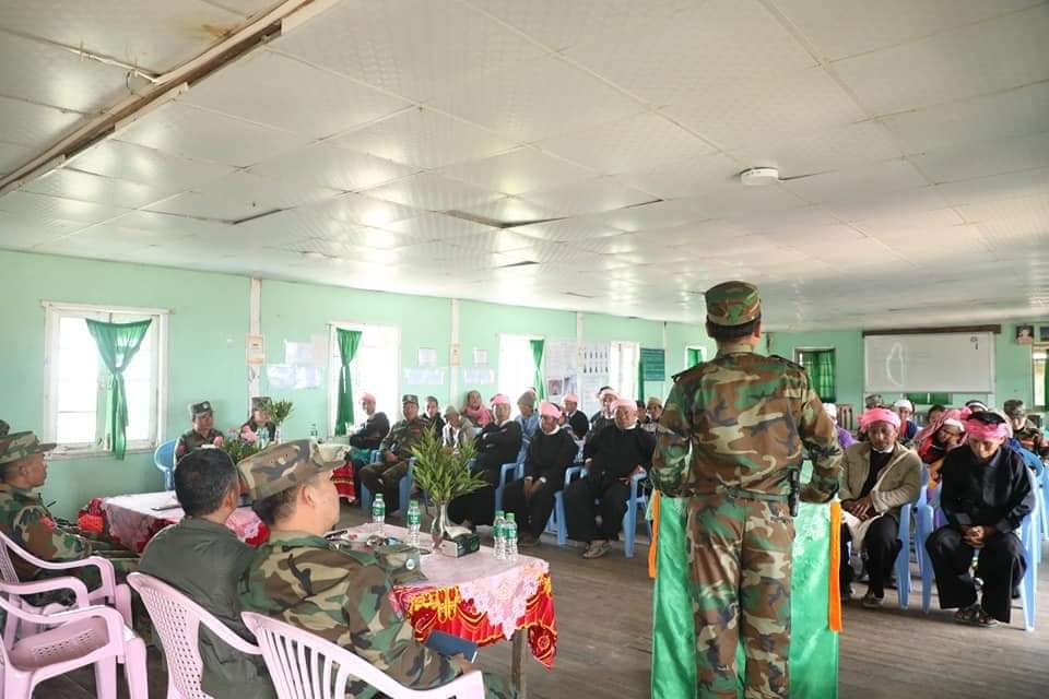 (၂၀၂၂ ဒီဇင်ဘာလတွင် စစ်တပ်က လေကြောင်းမှအပြင်းအထန်တိုက်ခိုက်ခဲ့သော ကုန်းသာရွာအတွင်းသို့TNLA မှတာဝန်ရှိသူများလိုက်လံကြည့်ရှုပြီး ဒေသခံများနှင့်တွေ့ဆုံစဥ်။ ဓါတ်ပုံ-TNLA)