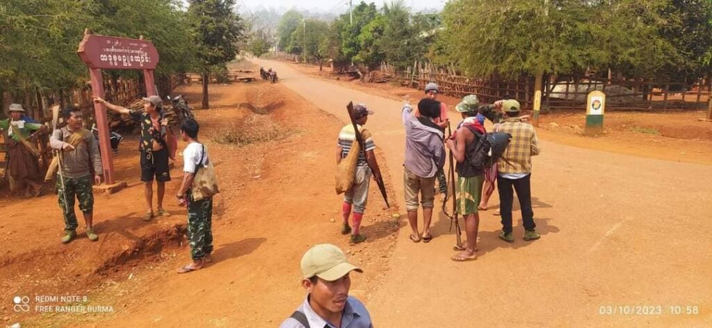 စစ်တပ်စစ်​ကြောင်းထိုးလာ၍ ပြည်သူများ​ထွက်​ပြေးတိမ်း​ရှောင်နိုင်ရန် ကူညီ​နေကြသူများ။ဓါတ်ပုံ-KMIC