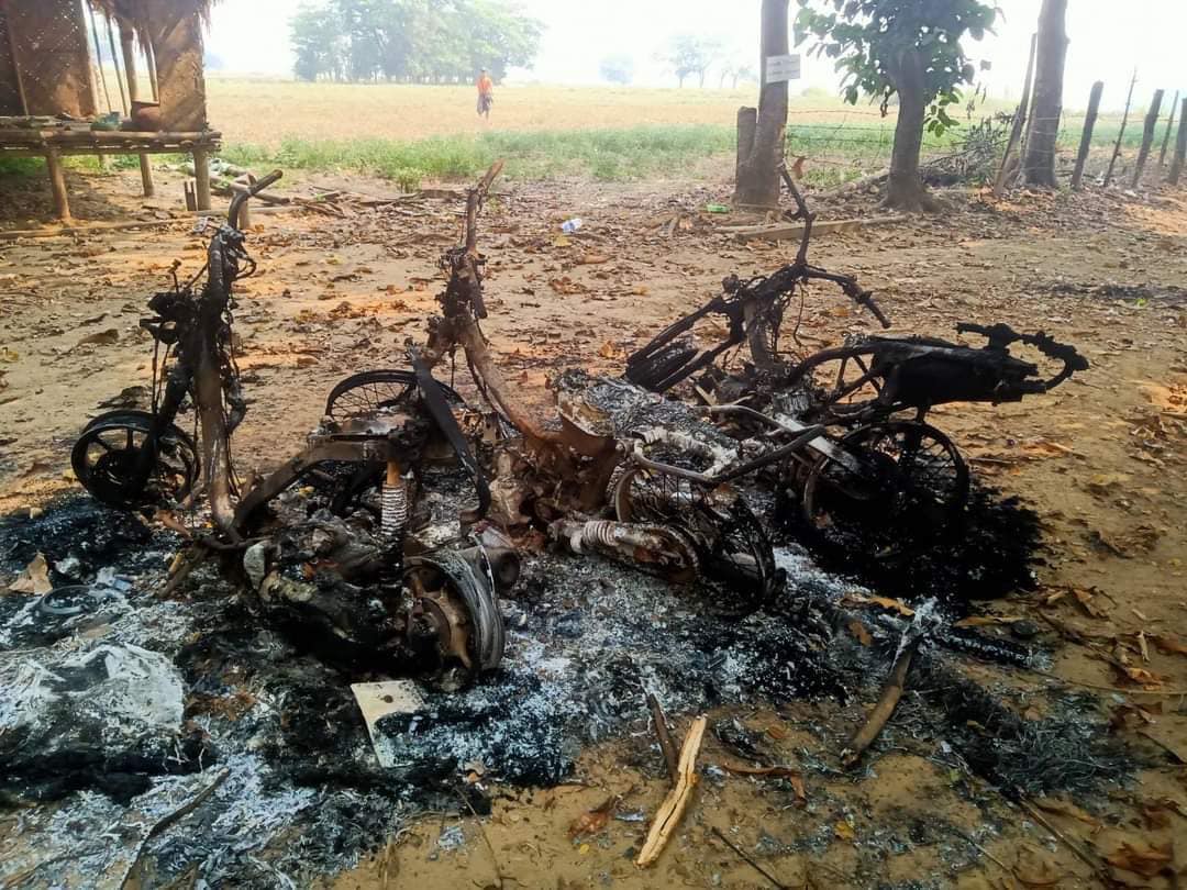 (စစ်ကောင်စီတပ်က ပြည်သူပိုင် ဆိုင်ကယ်များအား မီးရှို့ဖျက်ဆီးခဲ့စဥ်။ ဓာတ်ပုံ - CJ)