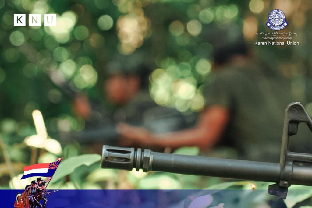 (KNU တပ်သားများ ရှေ့တန်းတစ်နေရာ၌ ပစ်ခတ်နေစဉ်။ ဓာတ်ပုံ - KNU)
