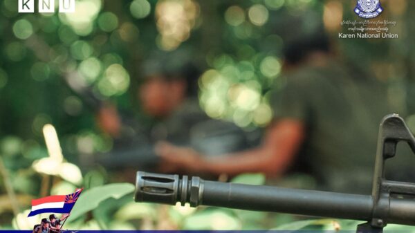 (KNU တပ်သားများ ရှေ့တန်းတစ်နေရာ၌ ပစ်ခတ်နေစဉ်။ ဓာတ်ပုံ - KNU)