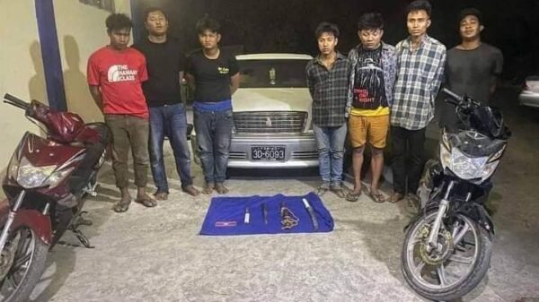(ပြည်သူများဝိုင်းဖမ်းပေးခဲ့သည့် ဓါးခုတ်လုယက်သောအဖွဲ့အား တွေ့ရစဉ်။ ဓာတ်ပုံ - CJ)
