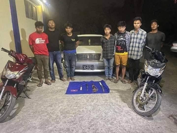 (ပြည်သူများဝိုင်းဖမ်းပေးခဲ့သည့် ဓါးခုတ်လုယက်သောအဖွဲ့အား တွေ့ရစဉ်။ ဓာတ်ပုံ - CJ)