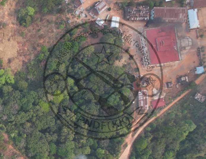 (ပင်လောင်းမြို့နယ် ဆောင်းပြောင်းဒေသ နမ်းနိမ်းကျေးရွာသို့ စစ်ကောင်စီတပ်က လက်နက်ကြီးများဖြင့် ပစ်ခတ်ခြင်းအပြင် မီးကျည်များဖြင့် လူနေအိမ်များ ပစ်ခတ်မှုကြောင့် မီးလောင်ပျက်စီးနေသည်ကို တွေ့ရစဉ်။ ဓာတ်ပုံ - PNDF-KK)