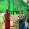 (စစ်ဘေးရှောင်များအားကူညီစဥ်က တွေ့ရသည့် ပြည်ကြီးတံခွန်ဆရာတော်။ ဓာတ်ပုံ- သံဃသမဂ္ဂ(မန္တလေး))
