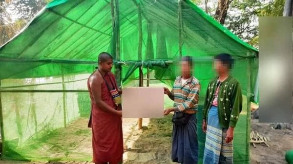 (စစ်ဘေးရှောင်များအားကူညီစဥ်က တွေ့ရသည့် ပြည်ကြီးတံခွန်ဆရာတော်။ ဓာတ်ပုံ- သံဃသမဂ္ဂ(မန္တလေး))