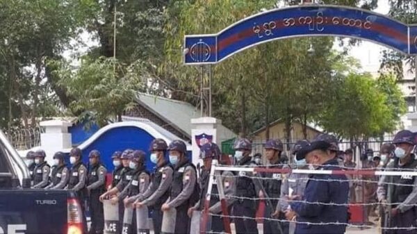(မုံရွာအကျဥ်းထောင်ရှေ့ရှိ စစ်ကောင်စီလက်ပါးစေရဲများအား တွေ့ရစဥ်။ ဓာတ်ပုံ - CJ)