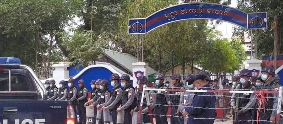 (မုံရွာအကျဥ်းထောင်ရှေ့ရှိ စစ်ကောင်စီလက်ပါးစေရဲများအား တွေ့ရစဥ်။ ဓာတ်ပုံ - CJ)