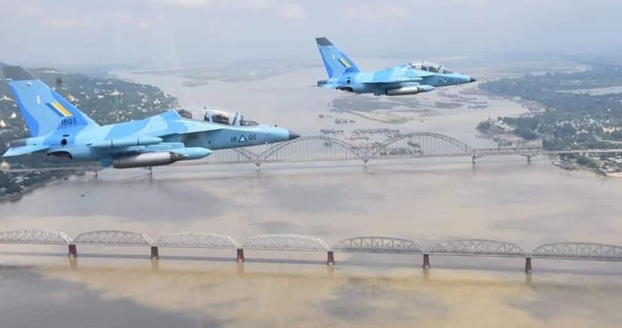 (စစ်ကောင်စီ၏ တံတားဦးလေတပ်ကို ဖေဖော်ဝါရီလက ဂြိုဟ်တုမှမြင်တွေ့ရစဥ်နှင့် ဗုံးကျဲတိုက်ခိုက်ရာတွင်အဓိကအသုံးပြုနေသောရုရှားထုတ် YAK-130 တိုက်လေယာဥ်။ ဓါတ်ပုံ-Global Wetness ၊စစ်ကောင်စီ)