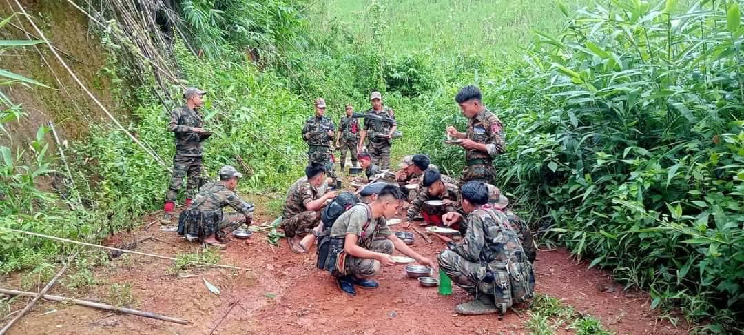 (CDF ပလက်ဝမှ ရဲဘော်များအား​ရှေ့တန်းတစ်​နေရာတွင်တွေ့ရစဉ်။ ဓာတ်ပုံ - CDF)