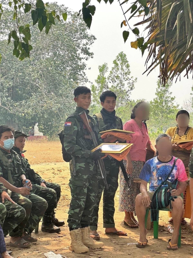 (အလင်းဝင်လာသည့် တပ်နှင့်ရဲများကို ကာကွယ်ရေးဝန်ကြီးဌာန အသိအမှတ်ပြု လက်မှတ်များပေးအပ်နေစဥ်။ ဓာတ်ပုံ - နဂါးနီစစ်ကြောင်း)